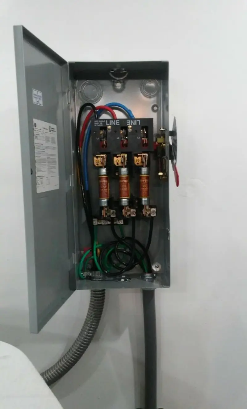 Three-phase disconnect switch installed for Smoke Detector Installation in La Blanca